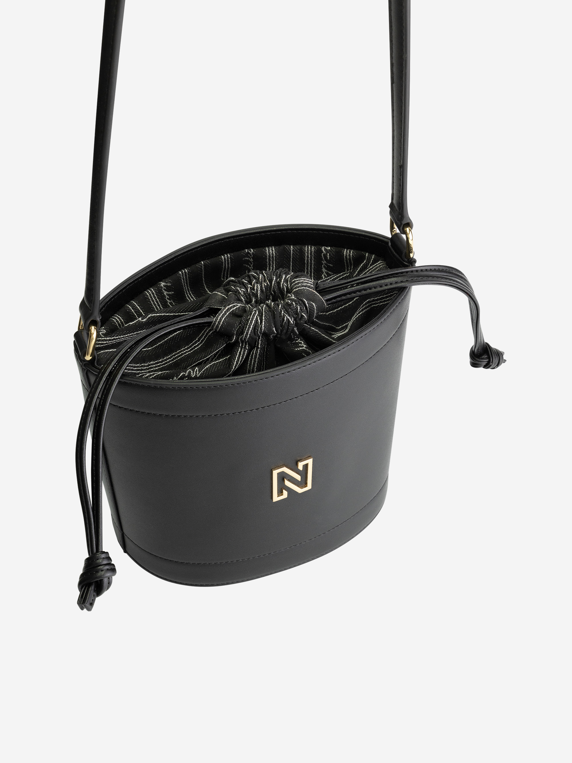 Bucket bag with chain